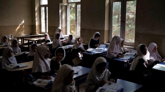 Taliban izinkan perempuan di Afghanistan bersekolah. Namun ada sejumlah persyaratan yang diberikan, salah satunya ruang kelas akan dipisahkan berdasarkan gender