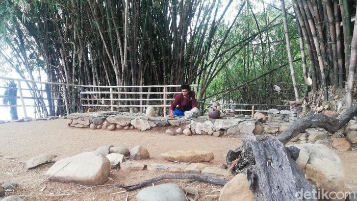 Tampak dua makam dari Eyang Dipasinga dan Nyimas Ronggeng Sadunia di Situs Munjul Satu yang akan tenggelam jika musim penghujan tiba diantara Bulan November hingga Maret.