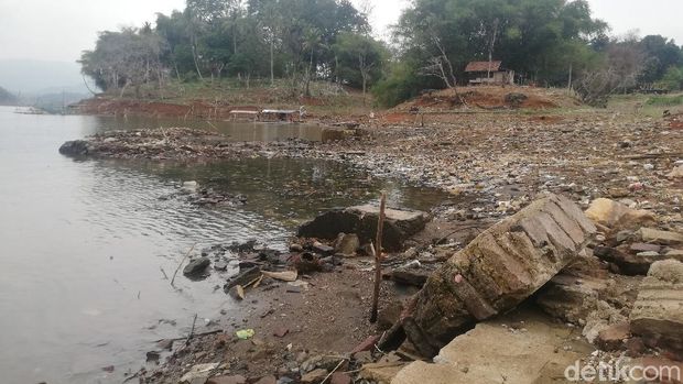 Tampak dua makam dari Eyang Dipasinga dan Nyimas Ronggeng Sadunia di Situs Munjul Satu yang akan tenggelam jika musim penghujan tiba diantara Bulan November hingga Maret.