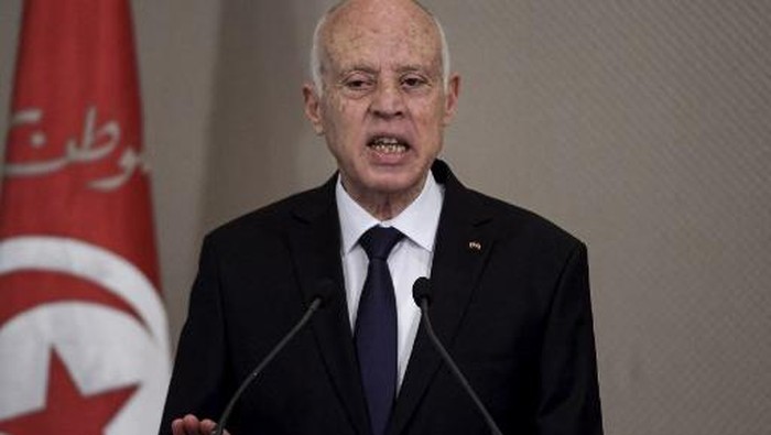 Tunisias President Kais Saied speaks during the new government swearing-in ceremony at Carthage Palace on the eastern outskirts of the capital Tunis on September 2, 2020, following a confidence vote by parliament. - Tunisias parliament has approved a new technocratic government tasked with tackling deep social and economic woes in the North African country, ending weeks of uncertainty in the young democracy. Mechichi was confirmed by 134-67 votes in an overnight session to lead Tunisias second cabinet in six months, made up of judges, academics, civil servants and private-sector executives. (Photo by FETHI BELAID / AFP)