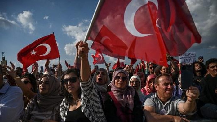 People demonstrate in protest against the coronavirus vaccine on September 11, 2021 in Istanbul. (Photo by Ozan KOSE / AFP)