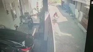 Ada-ada Saja! Pria Parlente Ini Curi Guling yang Sedang Dijemur di Pagar