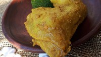  Sebelum digoreng, ayam goreng Jawa bumbu kuning ini tampak menggoda, apalagi saat sudah matang. Kamu bisa menikmati ayam goreng Jawa dengan membeli di @ayamgorengnyonyasiemFoto : Instagram @ayamgorengnyonyasiem