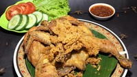 Dimasak dengan bumbu dan rempah khas Indonesia, Mas Geong membuat ayam goreng Jawa yang gurih legit. Teksturnya padat empuk dan rasanya gurih. Ada pilihan ayam potongan dan ayam utuh. Ada juga ayam siap santap dan ayam ungkep frozen. Foto : Instagram @ayammasgeong