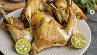 Ayam goreng Jawa dengan rempah khas juga bisa dibeli di @ayamnyabubu. Di sini kamu bisa beli ayam goreng matang ataupun ayam goreng ungkep yang bisa jadi stok di rumah. Santap dengan sambal terasi agar makin mantul. Foto: Instagram @ayamnyabubu