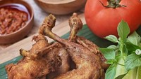 Di Ayam Goreng Pangjay kamu bisa merasakan gurih legit ayam goreng Jawa. Restoran yang berada di bilangan Kelapa Gading ini juga punya menu nasi liwet yang gurihnya pas. Foto : Instagram @ayamgorengpangjay