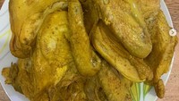 Kalau ayam goreng Jawa satu ini langganan artis. Namanya Ayam Kalasan Borobudur, soal rasa dijamin juara. Selain terkenal dengan ayamnya yang gurih manis, sambal di sini juga pedas nendang. Jadi pas dipadukan dengan ayam gorengnya. Foto : Instagram @ayamgorengkalasanborobudur