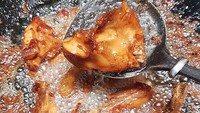 Warna cokelat gelap pada ayam goreng Jawa menandakan proses karamelisasi dari gula yang dimasak dalam minyak panas. Jadi meskipun warnanya lebih gelap tapi bukan berarti gosong. Foto : Instagram @dd_kitchen
