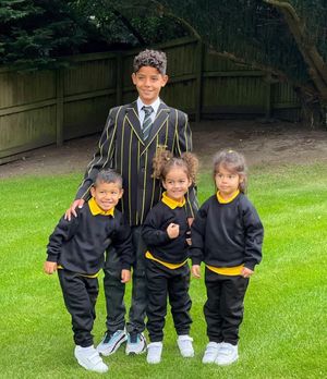 pamer seragam baru sekolah di Manchester