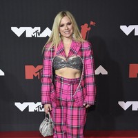 Lama tak terdengar kabarnya, Avril Lavigne membuat come-back penuh gaya dengan setelan bernuansa punk dan bra sequin dari label Area. (Foto: Evan Agostini/ Invision/AP/Evan Agostini)