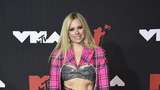 Ekspresi Bahagia Avril Lavigne yang Kini Resmi Bertunangan