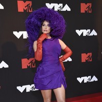 Momen couture juga dihadirkan penyanyi pop-country Kace Musgraves. Berbalut mini-dress Valentino dan sarung tangan, ia menyempurnakan gayanya dengan head-piece berbulu senada. (Foto: Evan Agostini/ Invision/AP/Evan Agostini)