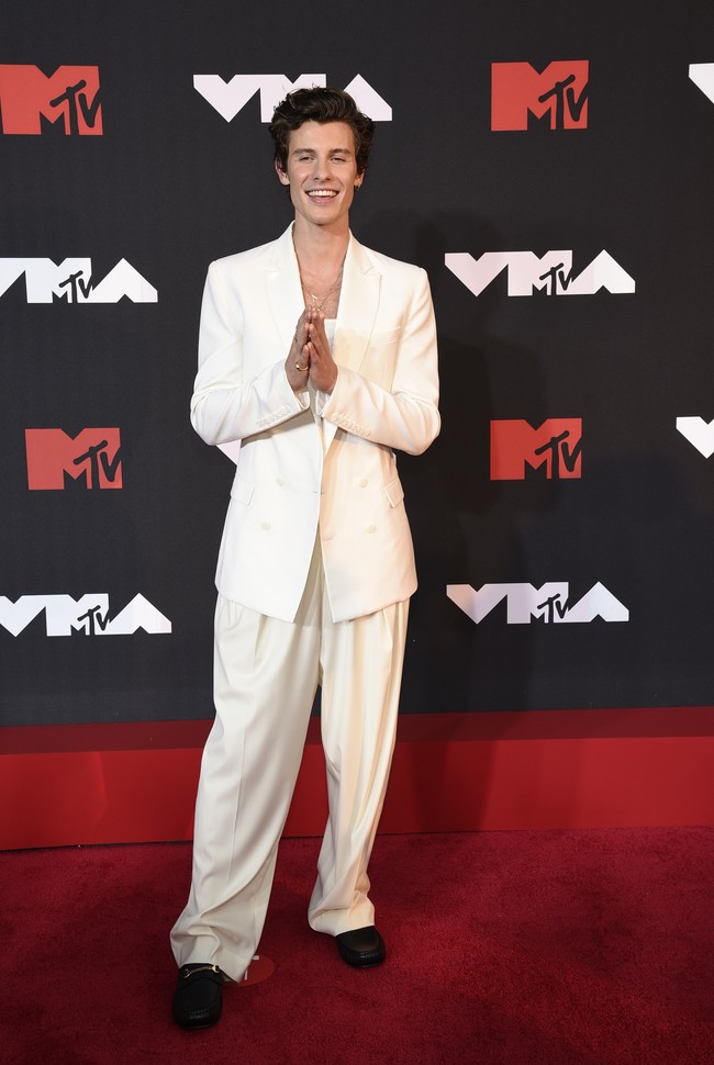 Kekasih Camilla, Shawn Mendes juga tak mau kalah stylish. Setelan white on white menjadi andalannya. (Foto: Evan Agostini/ Invision/AP/Evan Agostini)