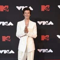 Kekasih Camilla, Shawn Mendes juga tak mau kalah stylish. Setelan white on white menjadi andalannya. (Foto: Evan Agostini/ Invision/AP/Evan Agostini)