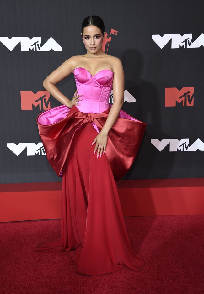 Camila Cabello menghadirkan momen Cinderella dengan gaun color-blocking bergaya avant garde dari  Alexis Mabille Haute Couture. (Foto: Evan Agostini/ Invision/AP/Evan Agostini)