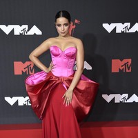 Camila Cabello menghadirkan momen Cinderella dengan gaun color-blocking bergaya avant garde dari  Alexis Mabille Haute Couture. (Foto: Evan Agostini/ Invision/AP/Evan Agostini)