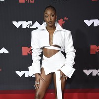 Crop jacket berpadu rok asimetris serba putih karya Patrycja Pagas membuat gaya Normani tak terlihat monoton atau membosankan.  (Foto: Evan Agostini/ Invision/AP/Evan Agostini)