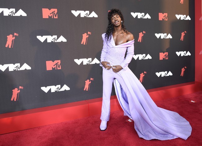 Rapper Lil Nas X membutkikan bahwa gaun tak hanya untuk kaum hawa saja. Dalam kesempatan ini, gaun lilac bercelana panjang dengan bahu terbuka dari Versace Atelier menjadi andalan rapper kontroversial tersebut. (Foto: Evan Agostini/ Invision/AP/Evan Agostini)