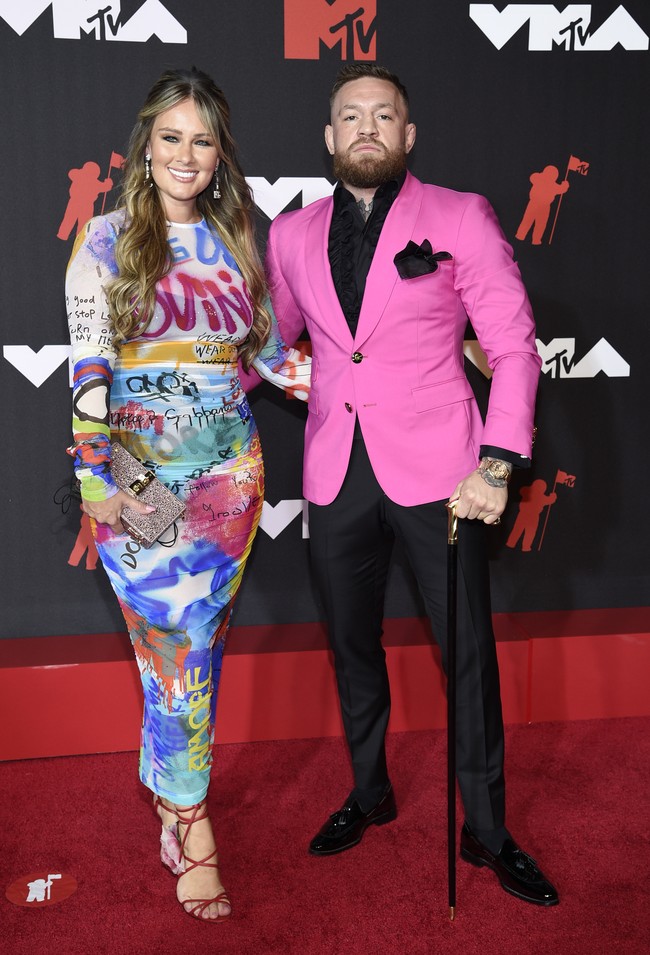 Dee Devlin, pacar bintang UFC Conor McGregor, bak grafiti berjalan di karpet merah MTV VMA 2021. (Foto: Evan Agostini/ Invision/AP/Evan Agostini)