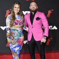 Dee Devlin, pacar bintang UFC Conor McGregor, bak grafiti berjalan di karpet merah MTV VMA 2021. (Foto: Evan Agostini/ Invision/AP/Evan Agostini)