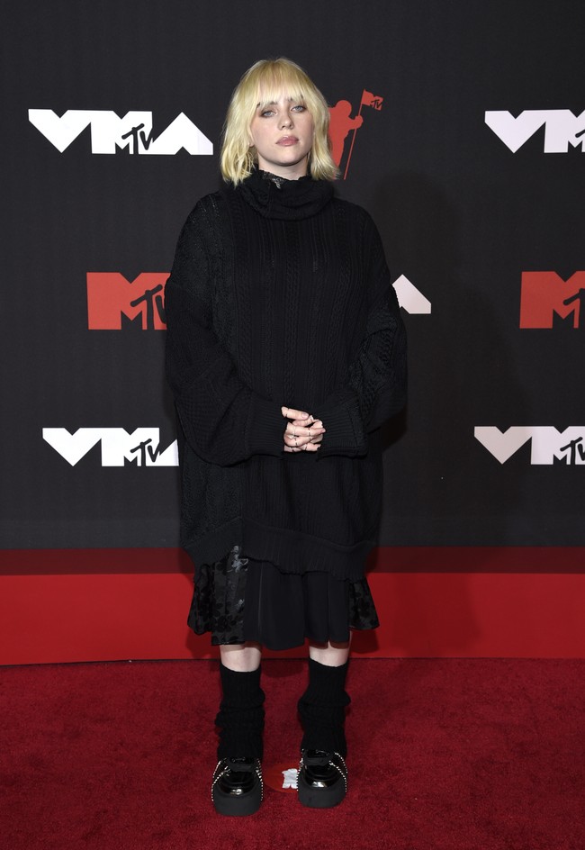 Billie Eilish tampak seperti tampil apa adanya dengan sweater panjang dan rok yang baru dia temukan dari lemarinya. (Foto: Evan Agostini/ Invision/AP/Evan Agostini)
