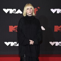 Billie Eilish tampak seperti tampil apa adanya dengan sweater panjang dan rok yang baru dia temukan dari lemarinya. (Foto: Evan Agostini/ Invision/AP/Evan Agostini)