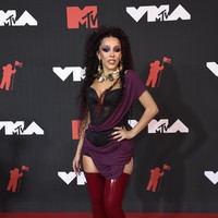 Apakah Doja Cat mengambil tirai jendela rumahnya untuk membungkus miniset korset ini sesaat sebelum menuju MTV VMA 2021? (Foto: Evan Agostini/ Invision/AP/Evan Agostini)