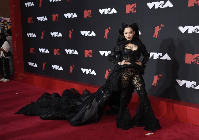 Bintang TikTok Bella Poarch bak malaikat hitam yang baru turun dari langit untuk menginvansi karpet merah MTV VMA. (Foto: Evan Agostini/ Invision/AP/Evan Agostini)