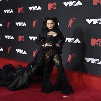 Bintang TikTok Bella Poarch bak malaikat hitam yang baru turun dari langit untuk menginvansi karpet merah MTV VMA. (Foto: Evan Agostini/ Invision/AP/Evan Agostini)