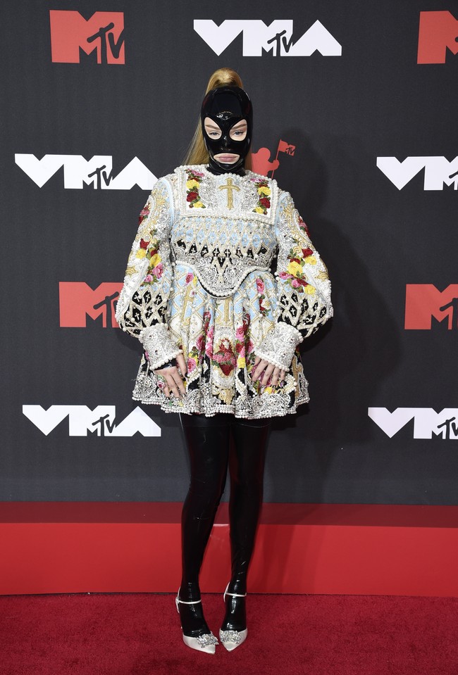 Sepertinya penyanyi Jerman Kim Petras terinspirasi oleh penampilan Catwoman. Lalu ia memadukannya dengan babydoll dress penuh detail embroidery dan heels dengan harapan agar terlihat stylish.  (Foto: Evan Agostini/ Invision/AP/Evan Agostini)