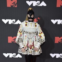 Sepertinya penyanyi Jerman Kim Petras terinspirasi oleh penampilan Catwoman. Lalu ia memadukannya dengan babydoll dress penuh detail embroidery dan heels dengan harapan agar terlihat stylish.  (Foto: Evan Agostini/ Invision/AP/Evan Agostini)