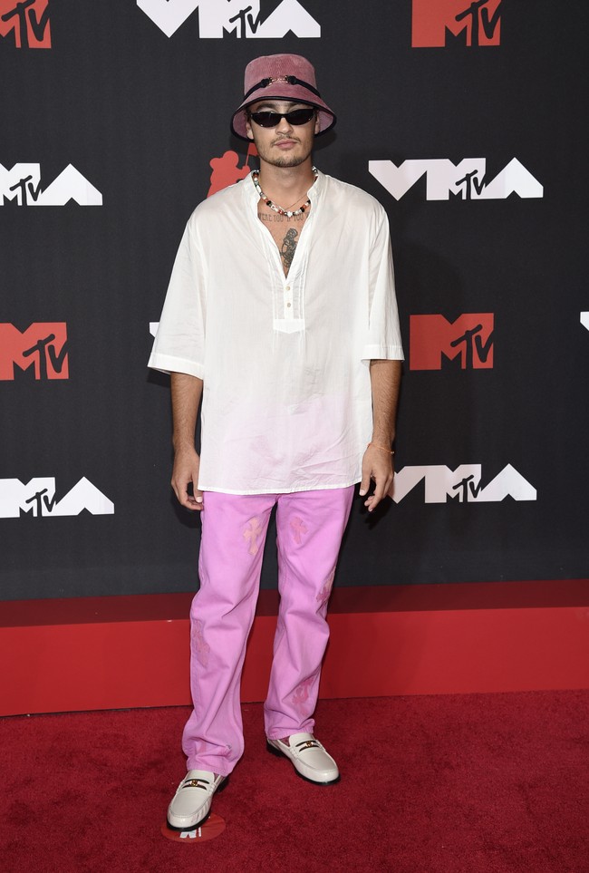 Brandon, putra Pamela Anderson, tampaknya terlalu malas untuk mempersolek diri di ajang sekelas MTV VMA. (Foto: Evan Agostini/ Invision/AP/Evan Agostini)