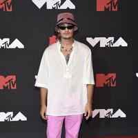 Brandon, putra Pamela Anderson, tampaknya terlalu malas untuk mempersolek diri di ajang sekelas MTV VMA. (Foto: Evan Agostini/ Invision/AP/Evan Agostini)