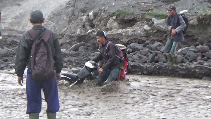 Sejumlah warga Desa Sumber Wuluh, Kecamatan Candipuro, Lumajang terjebak banjir lahar dingin Gunung Semeru di Sungai Leprak. Mereka terjebak saat pulang dari kebun.