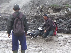 Pengendara yang Nekat Nyeberang Nyaris Terseret Banjir Lahar Dingin Semeru