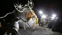 Banksy juga membuat heboh dengan mengubah area terbengalai menjadi layaknya Disneyland. Ia menamakan karyanya sebagai Dismaland yang kabarnya meraup untung Rp 447 miliar.  Foto: Getty Images