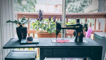 “Pacarku memakai mesin jahit ini. Nenek buyutnya membelinya pada tahun 1925. Masih bekerja dengan sempurna.” Foto: Bored Panda