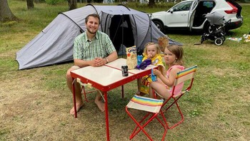 “Meja buat berkemah ini dibeli kakek di tahun 1960-an dan sudah dipakai generasi keempat. Kemahnya sudah dipakai dua generasi.” Foto: Bored Panda