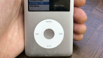 “Waktunya mengganti iPod Classic punyaku dari tahun 2006 ini demi Spotify. Aku memakainya setiap hari. Rest in peace.” Foto: Bored Panda