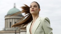 Barbara Palvin tampil cantik di landscape kota Budapest, kampung halamannya saat acara EMA 2020. Foto: Getty Images for MTV/Laszlo Balogh