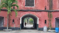 Penampakan benteng ini terlihat lebih megah dan mencolok karena warna merahnya.
