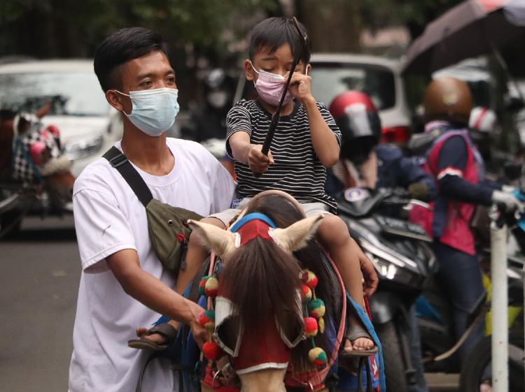 Bonbin Bandung Belum Buka, Wisatawan Pilih Naik Kuda di Jalan Ganesha