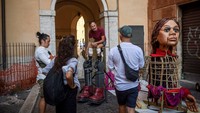 Para seniman sedang menyiapkan prosesi sebelum berjalan keliling kota Roma.  Foto: Getty Images/Antonio Masiello