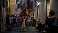 Patungnya setinggi 3,5 meter.  Foto: Getty Images/Antonio Masiello