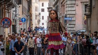Sebelumnya, Little Amal pun sempat mengunjung Swiss, Turki, Yunani, Italia, Jerman dan juga Belgia dalam proyek The Walk yang memusatkan perhatian pada kebutuhan mendesak para pengungsi muda. Getty Images/Antonio Masiello.