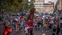 Tiba di Roma, Italia, pada 12 September 2021, proyek seni ini berjudul The Walk.  Foto: Getty Images/Antonio Masiello