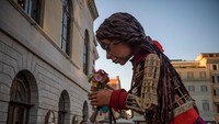 Little Amal menyebarkan pesan damai sekaligus menyoroti penderitaan para pengungsi anak-anak. Di dunia, ada sekitar 26 juta pengungsi dan lebih dari setengahnya adalah anak-anak.  Foto: Getty Images/Antonio Masiello