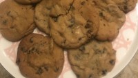 Foto ini menjadi pertanda kalau Britney juga senang memasak sendiri di rumah. Ia tampak membuat kue choco-chip. Foto: Instagram @britneyspears @samasghari