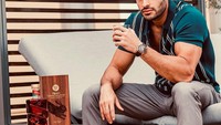 Aktor tampan bernama Sam Asghari inilah yang mengencani Britney Spears selama 4 tahun. Hingga akhirnya keduanya dikabarkan telah resmi bertunangan. Foto: Instagram @britneyspears @samasghari