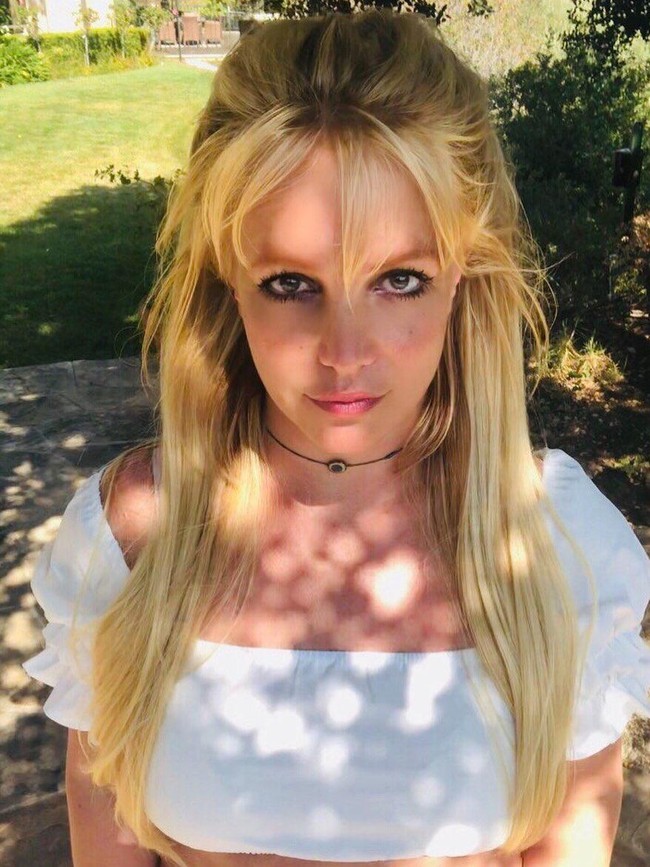Britney Spears termasuk selebriti yang jarang pakai bra. Dalam sebuah wawancara, ibu dua anak ini mengatakan suka lupa memakai bra saat bepergian.  Foto: Instagram @britneyspears